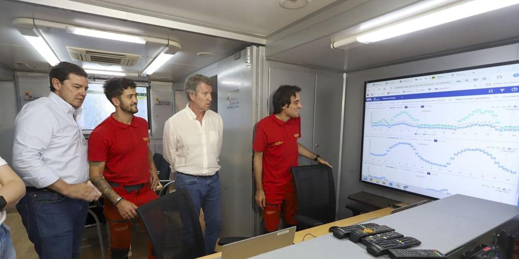 Feijóo pide la movilización de más medios del Ejército contra los incendios y «olvidarse de la política cutre de los tuits groseros»