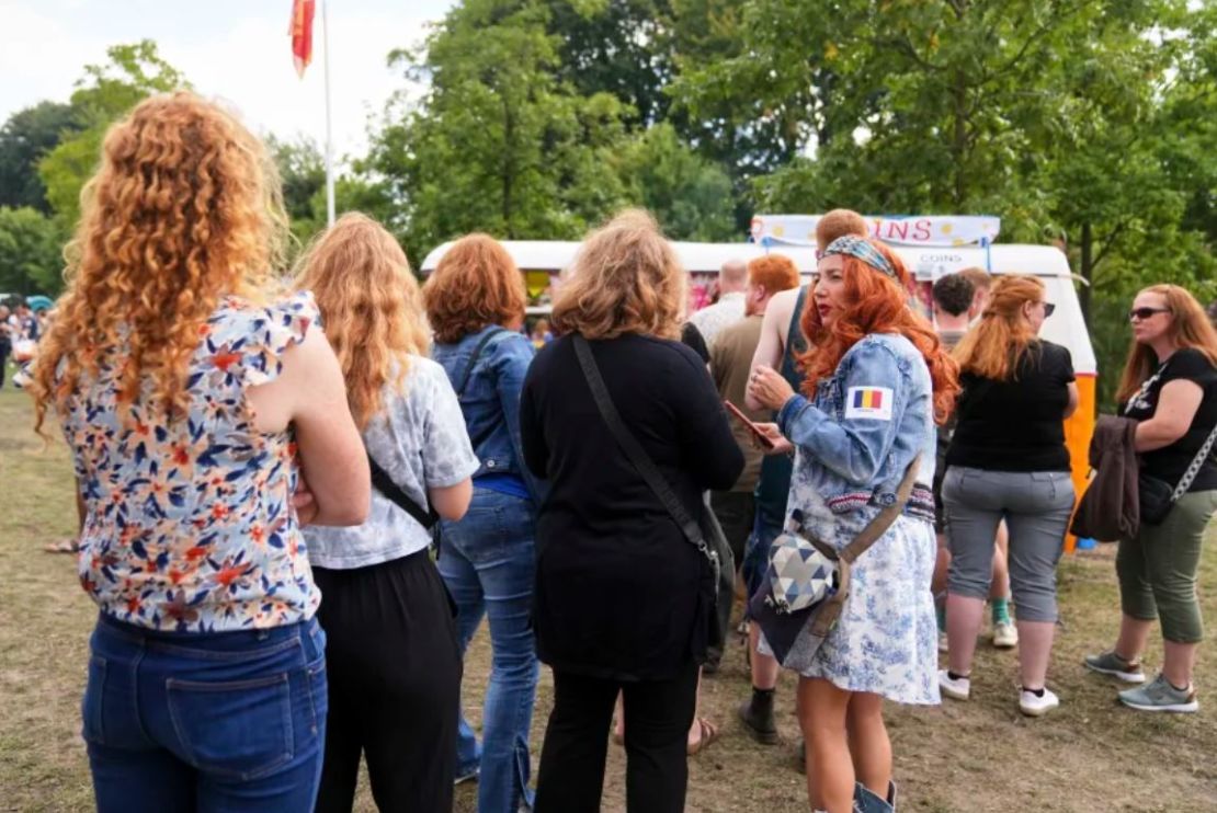 Los participantes esperan en fila para obtener entradas durante el festival Red Head Days en Tilburg, Países Bajos, el sábado 30 de agosto de 2025.
