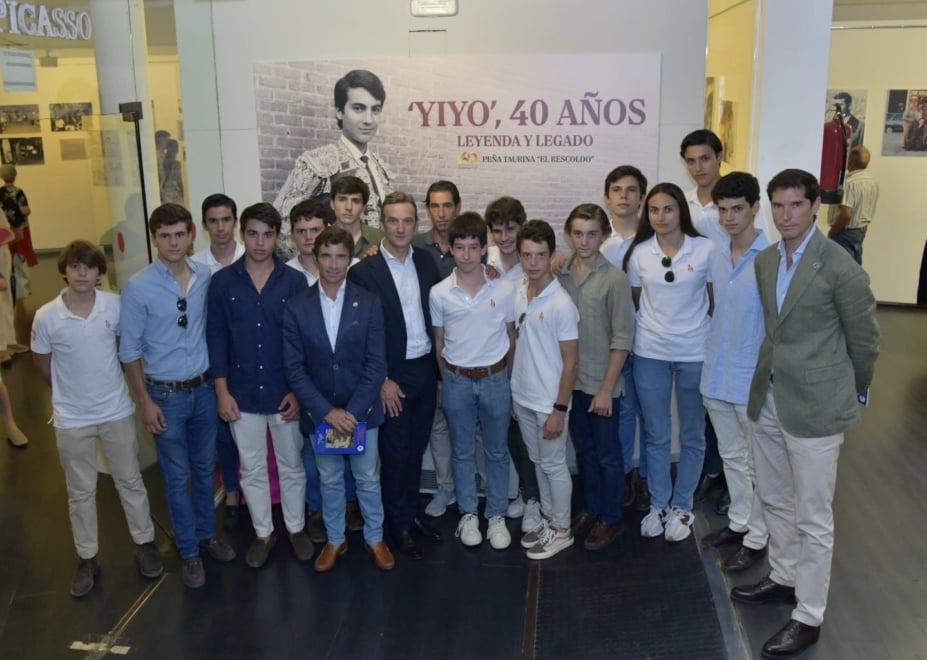 Profesores y alumnos de la Escuela Yiyo de Madrid junto al Director del Centro de Asuntos Taurinos, Miguel Martín.