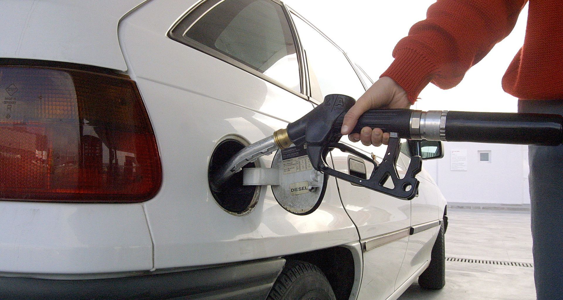 La diferencia al llenar un depósito entre las gasolineras vascas alcanza los 20 euros