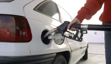 La diferencia al llenar un depósito entre las gasolineras vascas alcanza los 20 euros