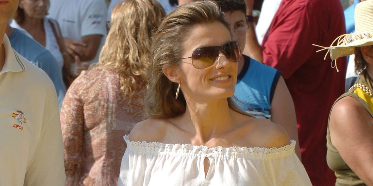 Cuando la reina Letizia rompía moldes en Mallorca con su escote bardot y gafas de sol de estilo aviador