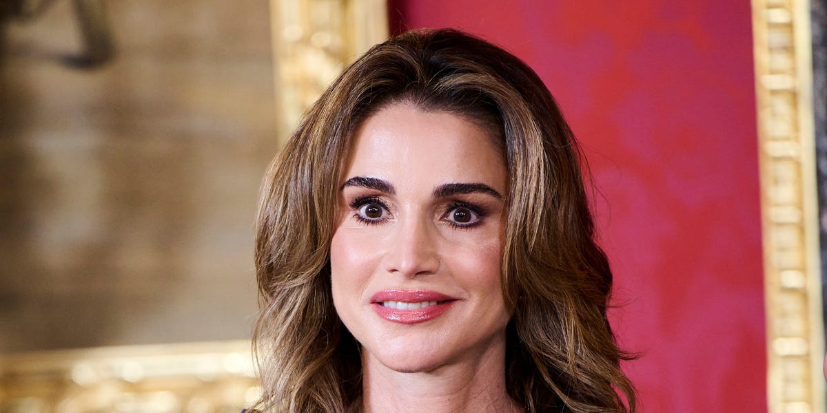 Rania de Jordania impacta con los dos vestidos más elegantes de su armario para celebrar su 55 cumpleaños