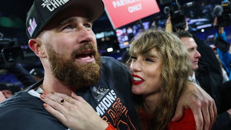 Taylor Swift y Travis Kelce se comprometen