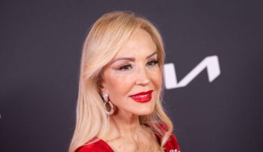 Carmen Lomana, la más atrevida a los 77 años con el minivestido amarillo efecto toalla más original de su armario