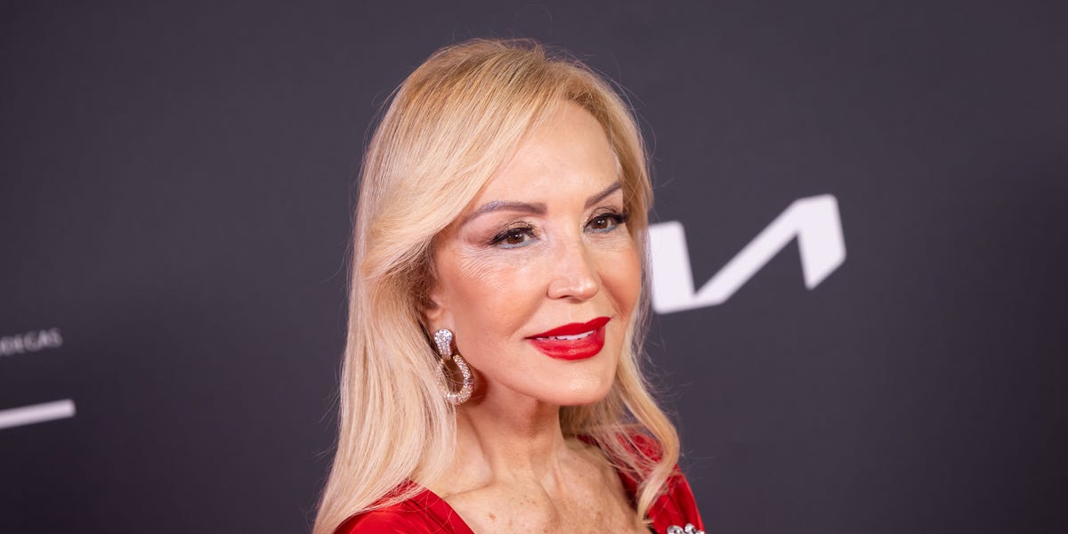 Carmen Lomana, la más atrevida a los 77 años con el minivestido amarillo efecto toalla más original de su armario