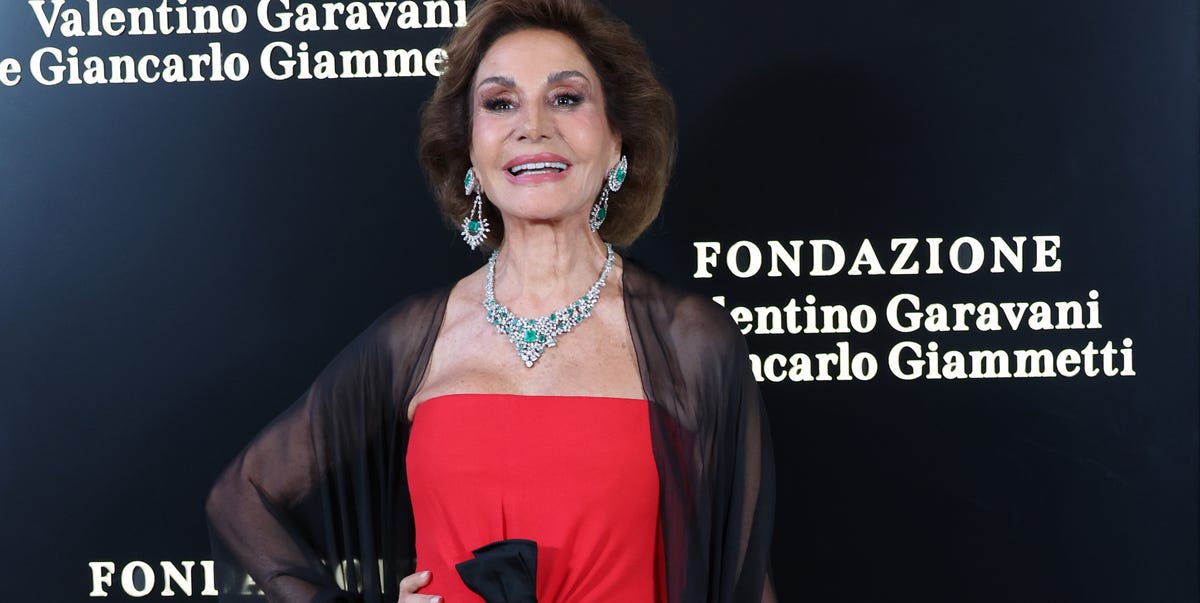 Naty Abascal deslumbra a los 82 años y presume de abdomen con el conjunto estampado que es tendencia