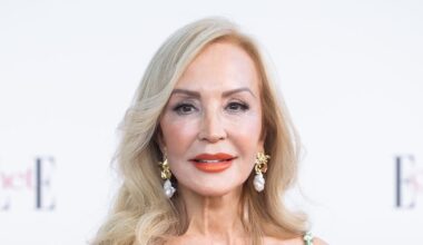 Carmen Lomana deslumbra a los 77 años con el vestido lencero con encaje de Mango Outlet rebajado a 55 euros