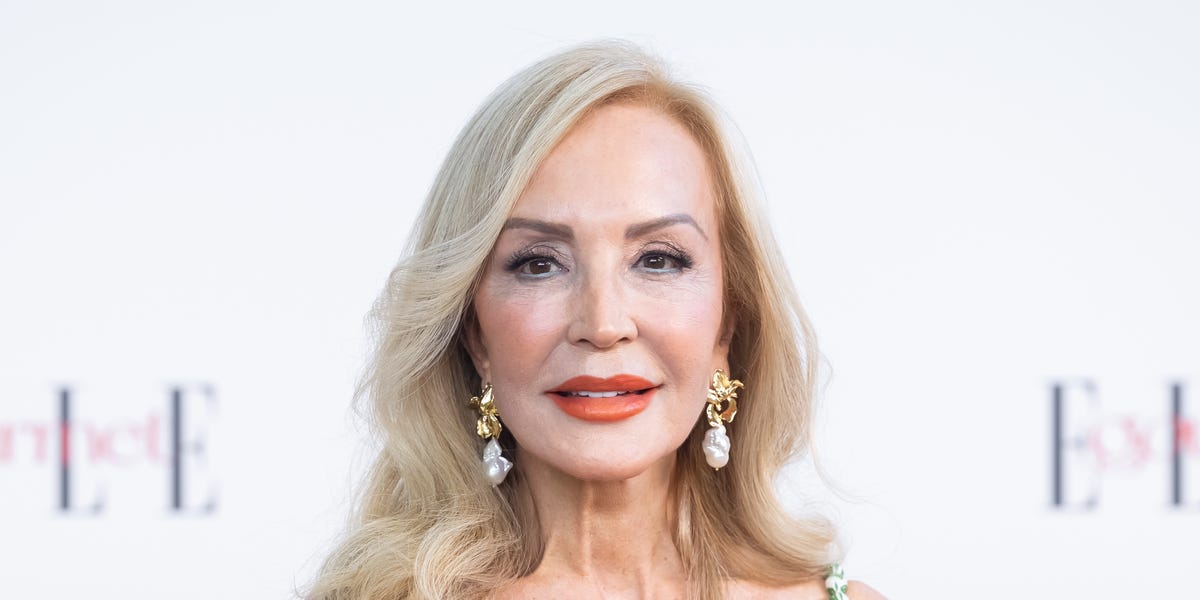 Carmen Lomana deslumbra a los 77 años con el vestido lencero con encaje de Mango Outlet rebajado a 55 euros