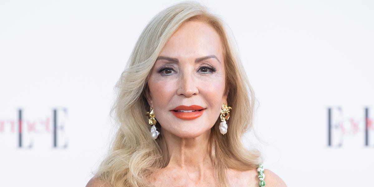 Carmen Lomana, impresionante a sus 77 años con el vestido lencero de tirantes más elegante y favorecedor