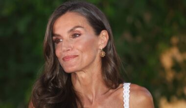 El vestido blanco de la reina Letizia, de un diseñador ibicenco, que ha conseguido ser el centro de atención del posado familiar en Mallorca