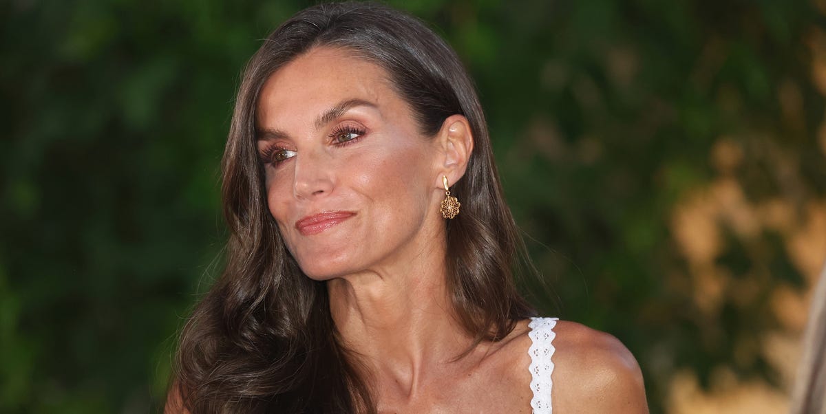 El vestido blanco de la reina Letizia, de un diseñador ibicenco, que ha conseguido ser el centro de atención del posado familiar en Mallorca