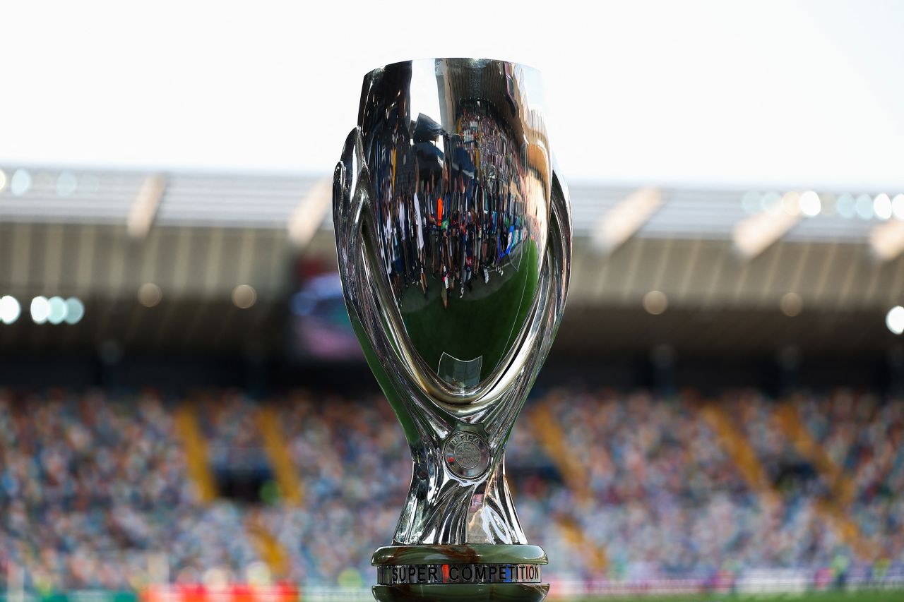 El trofeo de la Supercopa de la UEFA se exhibe antes de la final entre el Paris Saint-Germain (FRA) y el Tottenham Hotspur FC (ING) en el estadio Friuli, en Udine, el 13 de agosto de 2025.