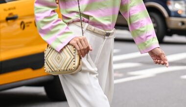 El pantalón ancho de rayitas de Zara que se ha convertido en el sustituto del exitoso vaquero blanco para este septiembre 2025