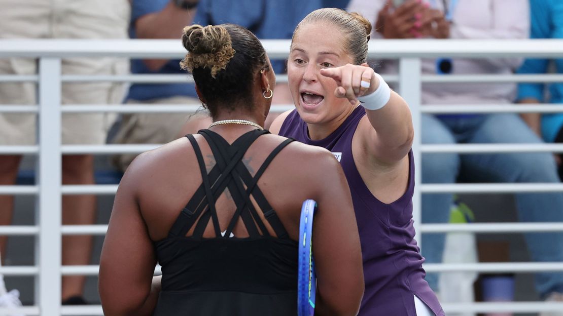 La letona Jelena Ostapenko discutió con la estadounidense Taylor Townsend tras su partido individual del US Open el miércoles. Townsend avanzó a la tercera ronda con una victoria por 7-5 y 6-1 contra Ostapenko, cabeza de serie número 25.