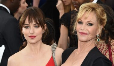 La hija de Melanie Griffith, Dakota Johnson, versiona el vestido blanco ibicenco favorito de su madre
