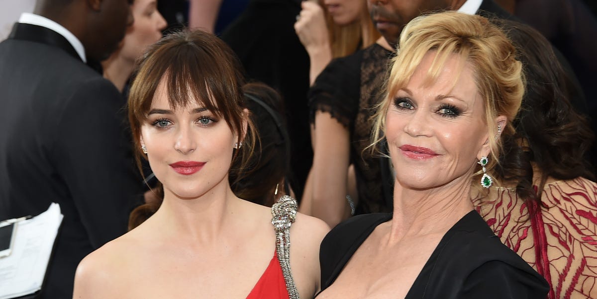 La hija de Melanie Griffith, Dakota Johnson, versiona el vestido blanco ibicenco favorito de su madre