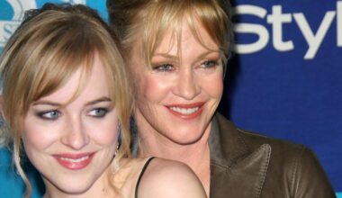 Dakota Johnson y Melanie Griffith posan espectaculares en el estreno de su nueva película