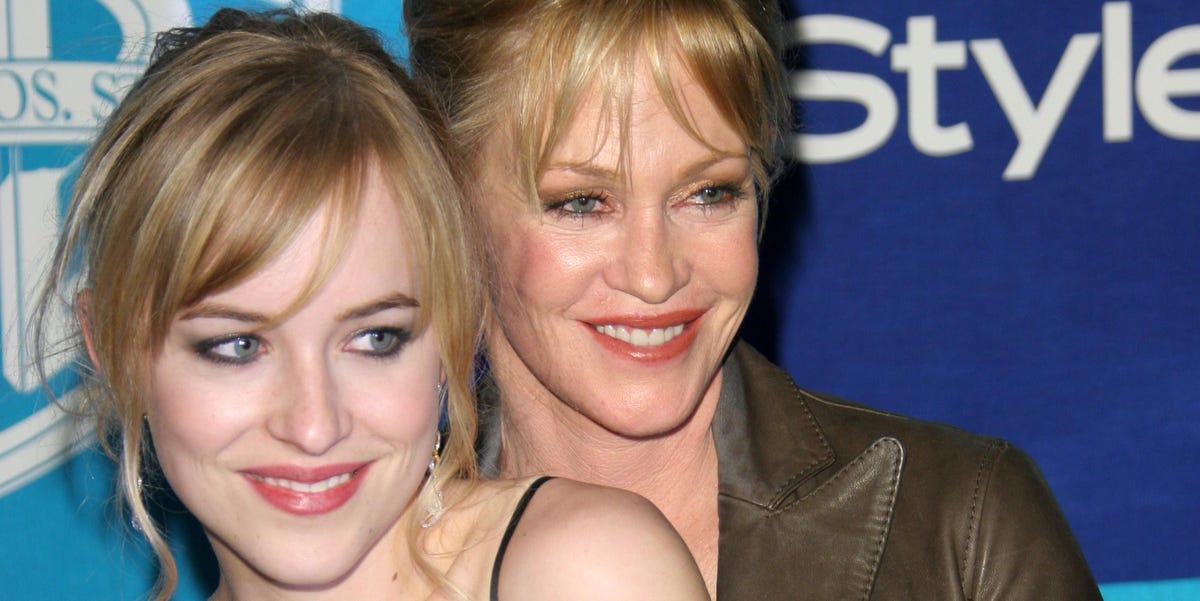 Dakota Johnson y Melanie Griffith posan espectaculares en el estreno de su nueva película