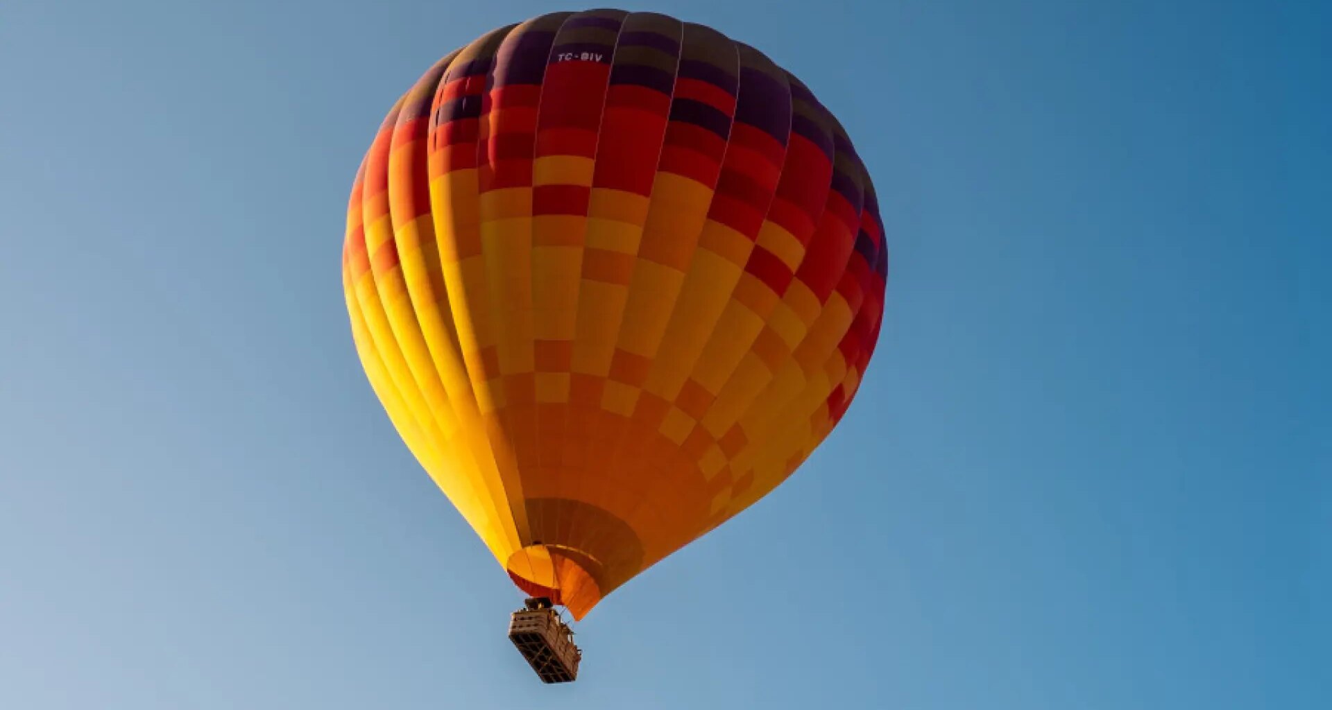 Un muerto y cinco heridos graves tras estrellarse un globo aerostático con 34 ocupantes por un cambio brusco de viento