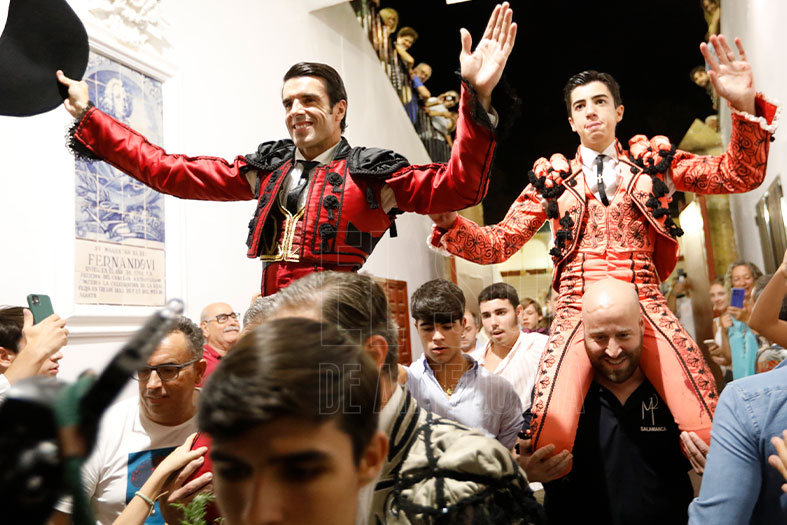 Emilio de Justo debuta con tres orejas en Antequera y sale a hombros con el valiente Marco Pérez - El Sol de Antequera | Periódico