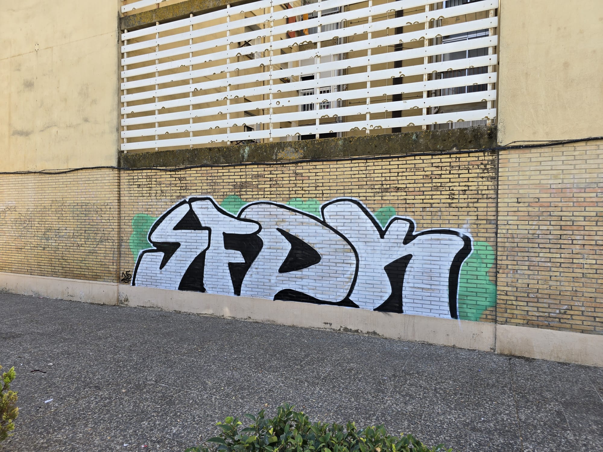 El grafiti de SFDK ha vuelto a aparecer en el barrio de Pino Montano