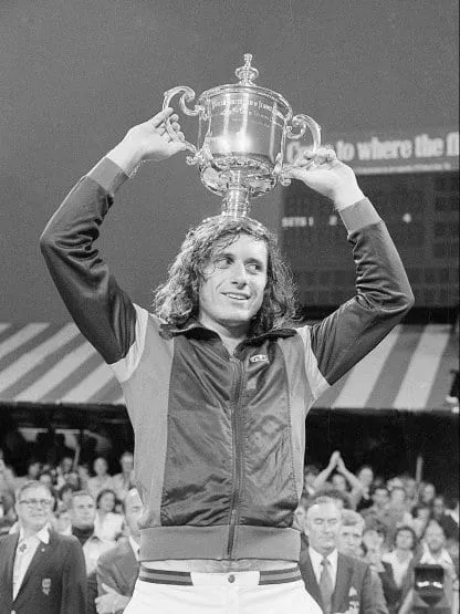 Guillermo Vilas alzando el trofeo del US Open, el segundo de sus cuatro Grand Slams