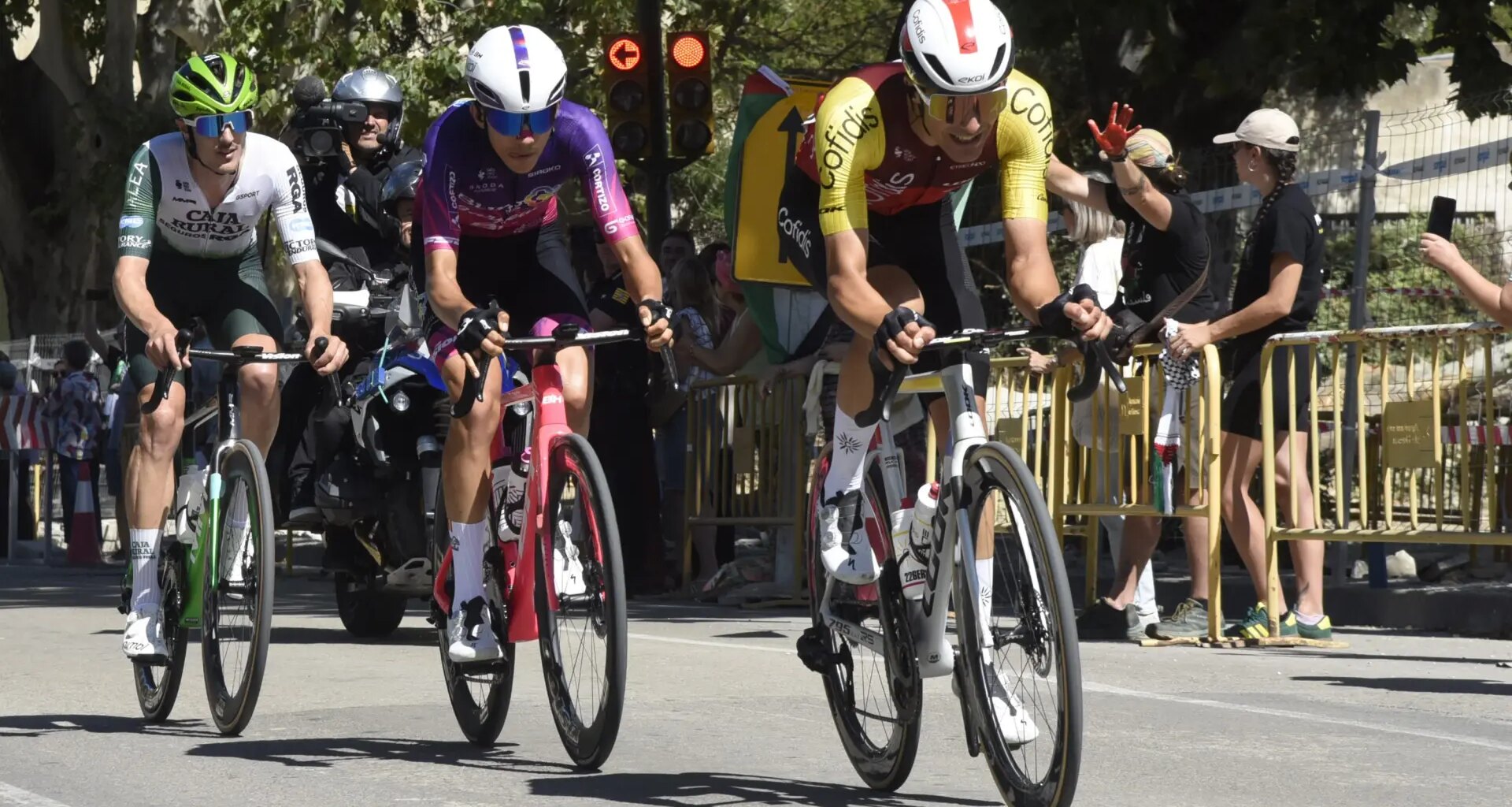Huesca vuelve a disfrutar de la Vuelta en un día soleado y festivo