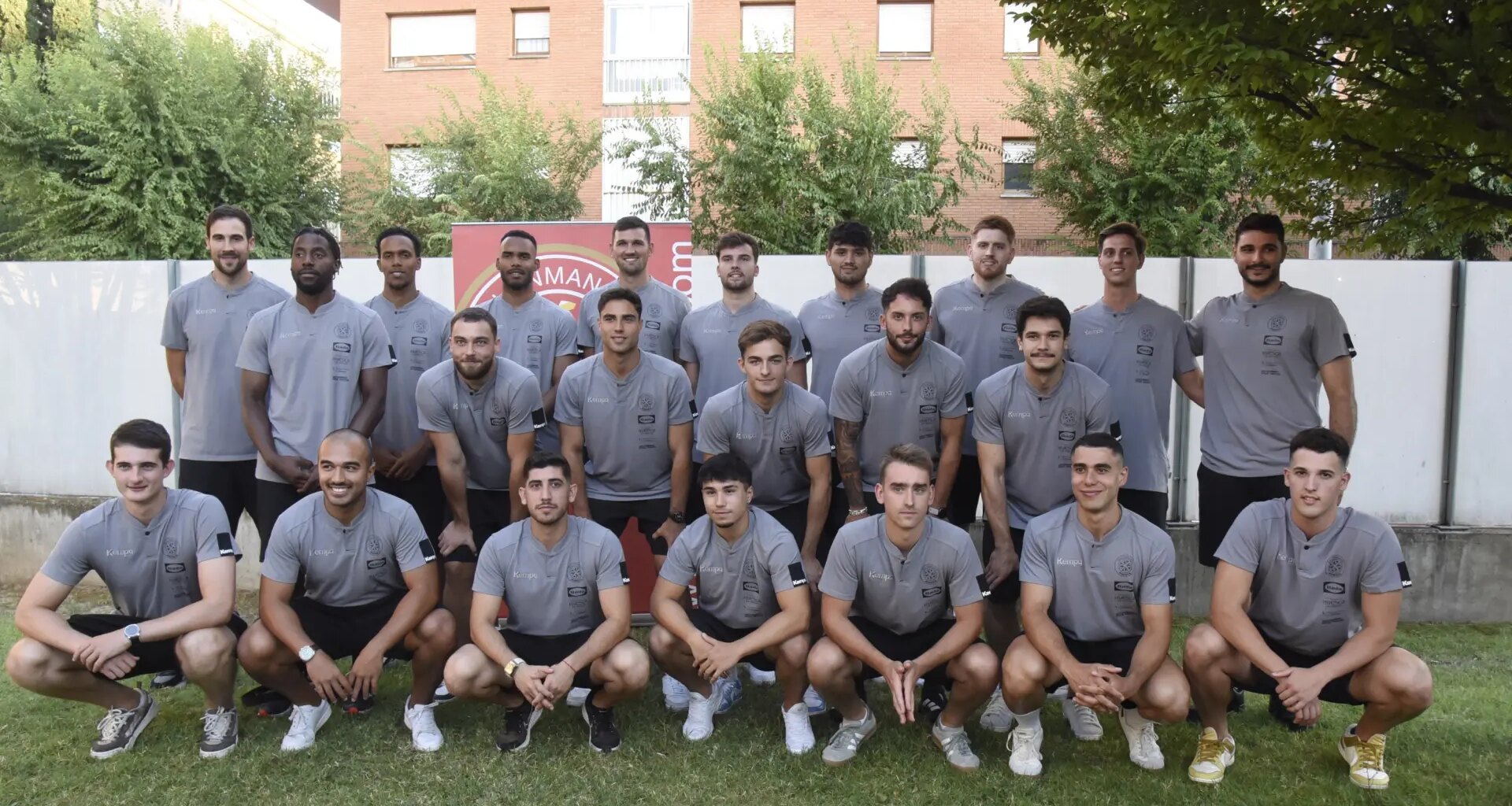 El Bada Huesca arranca la nueva temporada con ilusión tras "una travesía por el desierto"