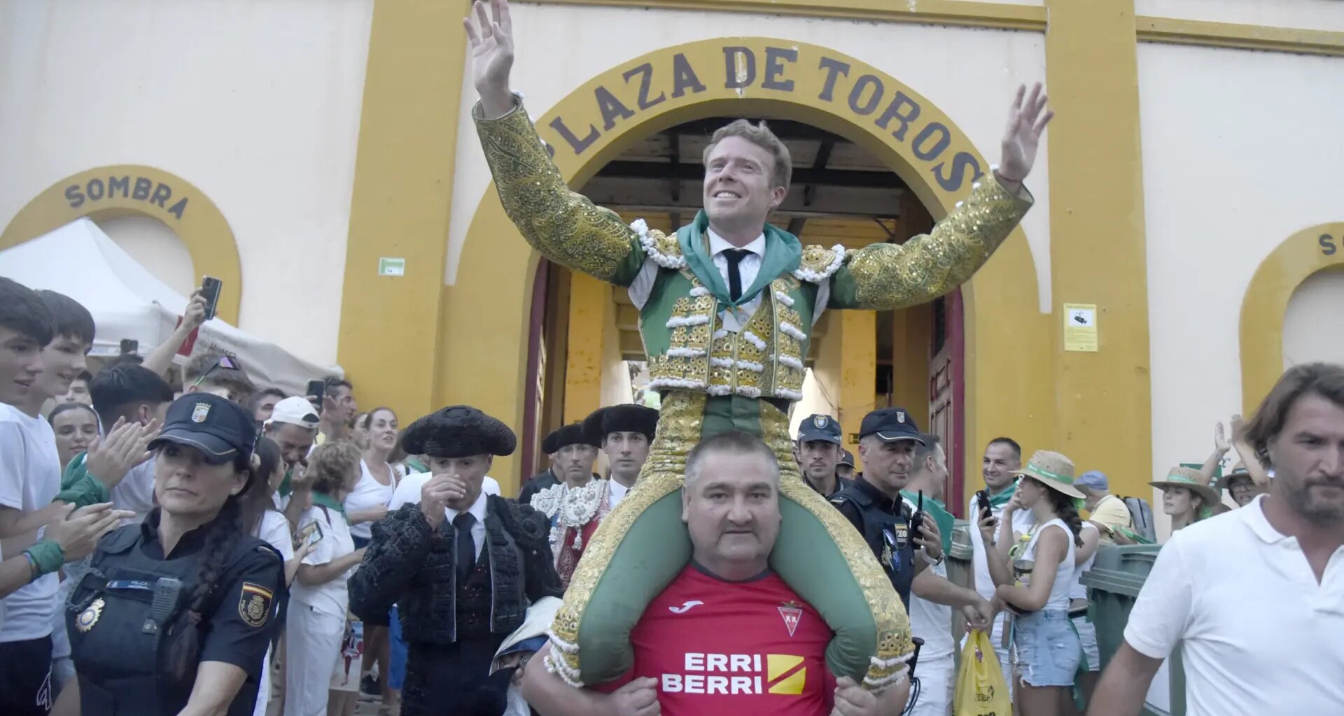 Clemente impone su ley en el ruedo... “merci”, maestro