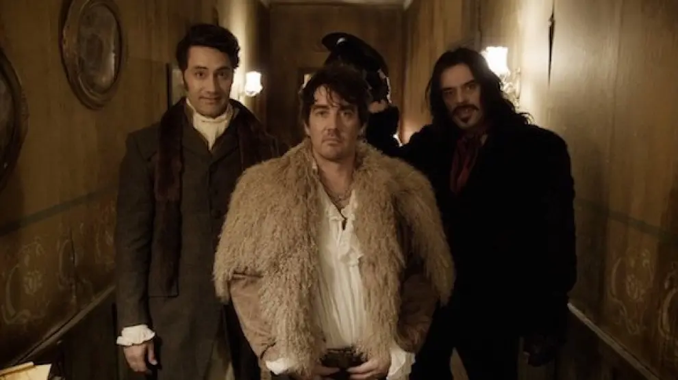 De Taika Waititi, , 86 min., “El mundo necesita algo ridículo”. Así comenzaba el pitch con el que Waititi y  Jermaine Clement vendieron su mockumentary vampírico sobre tres compañeros de piso.