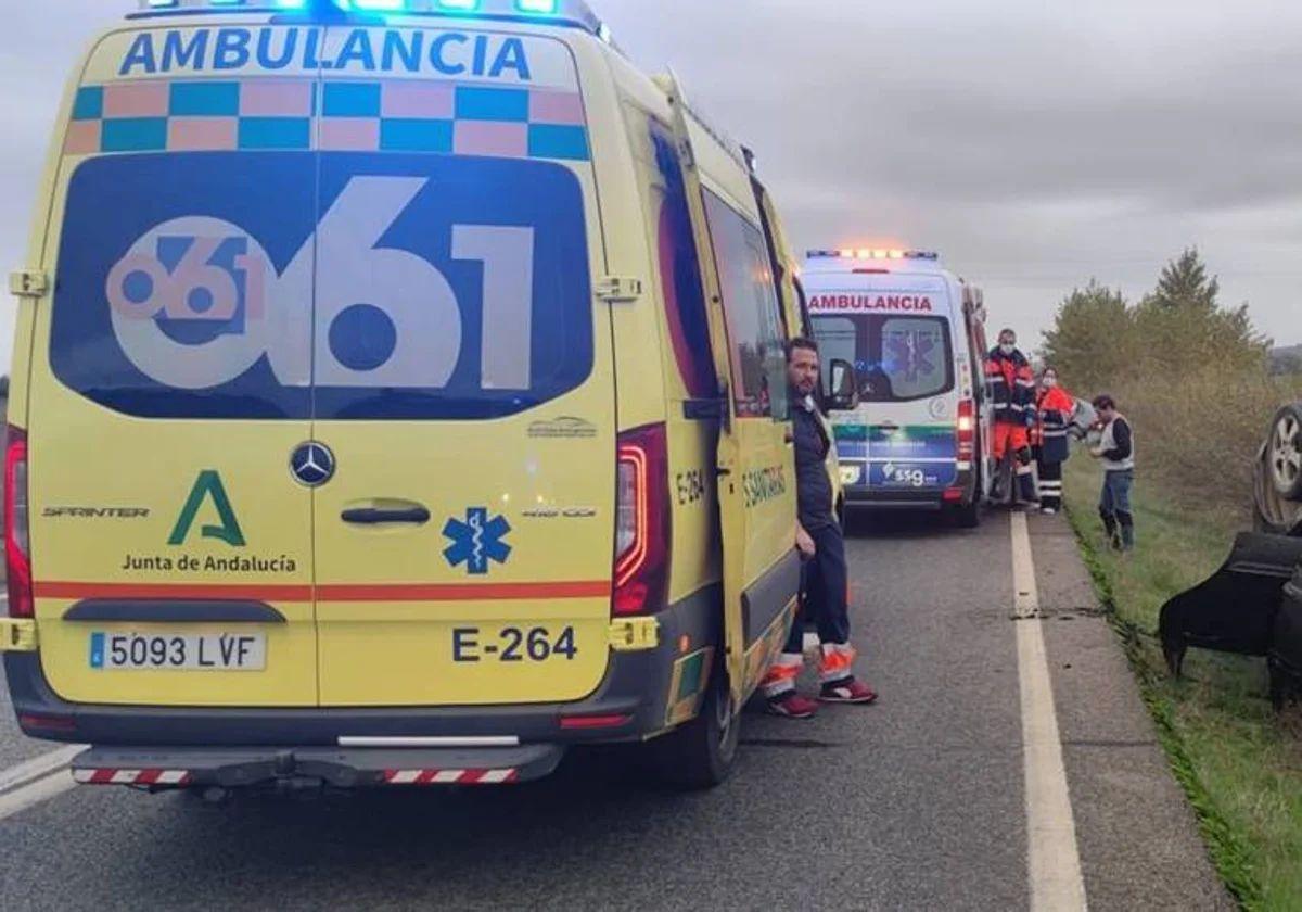 Imagen de archivo de una ambulancia en el lugar de un accidente