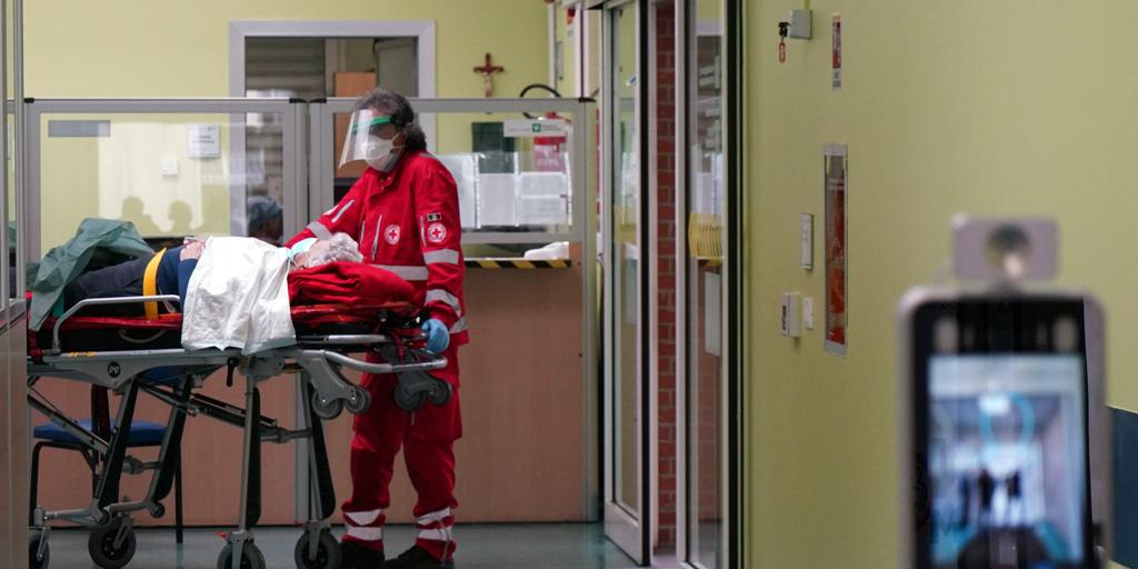 Un hombre sobrevive 48 horas con una flecha de ballesta incrustada en el cráneo en Italia
