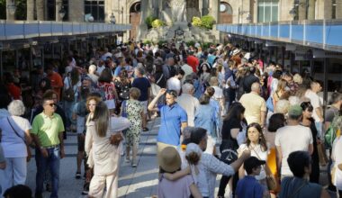 El buen tiempo y las compras marcan el inicio de la Feria del Libro nuevo de A Coruña - La Voz de Galicia