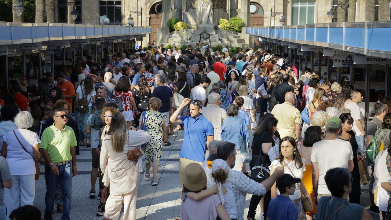 El buen tiempo y las compras marcan el inicio de la Feria del Libro nuevo de A Coruña - La Voz de Galicia