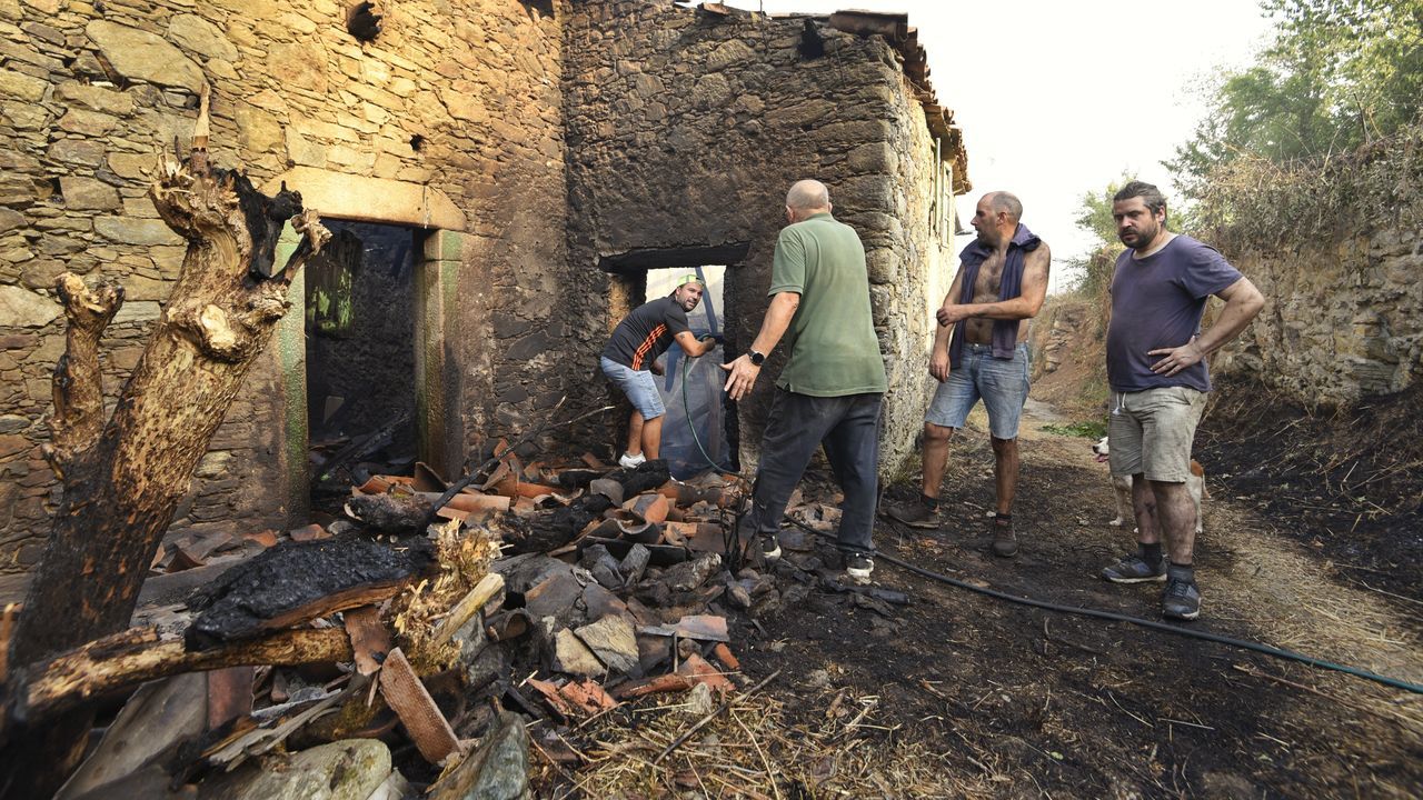 Desalojos y vecinos confinados en Agolada por un incendio que lleva calcinadas 300 hectáreas
