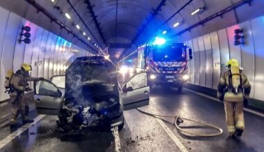 Cortado en ambos sentidos el túnel de Folgoso de la A-52 tras arder un coche ocupado por tres amigas