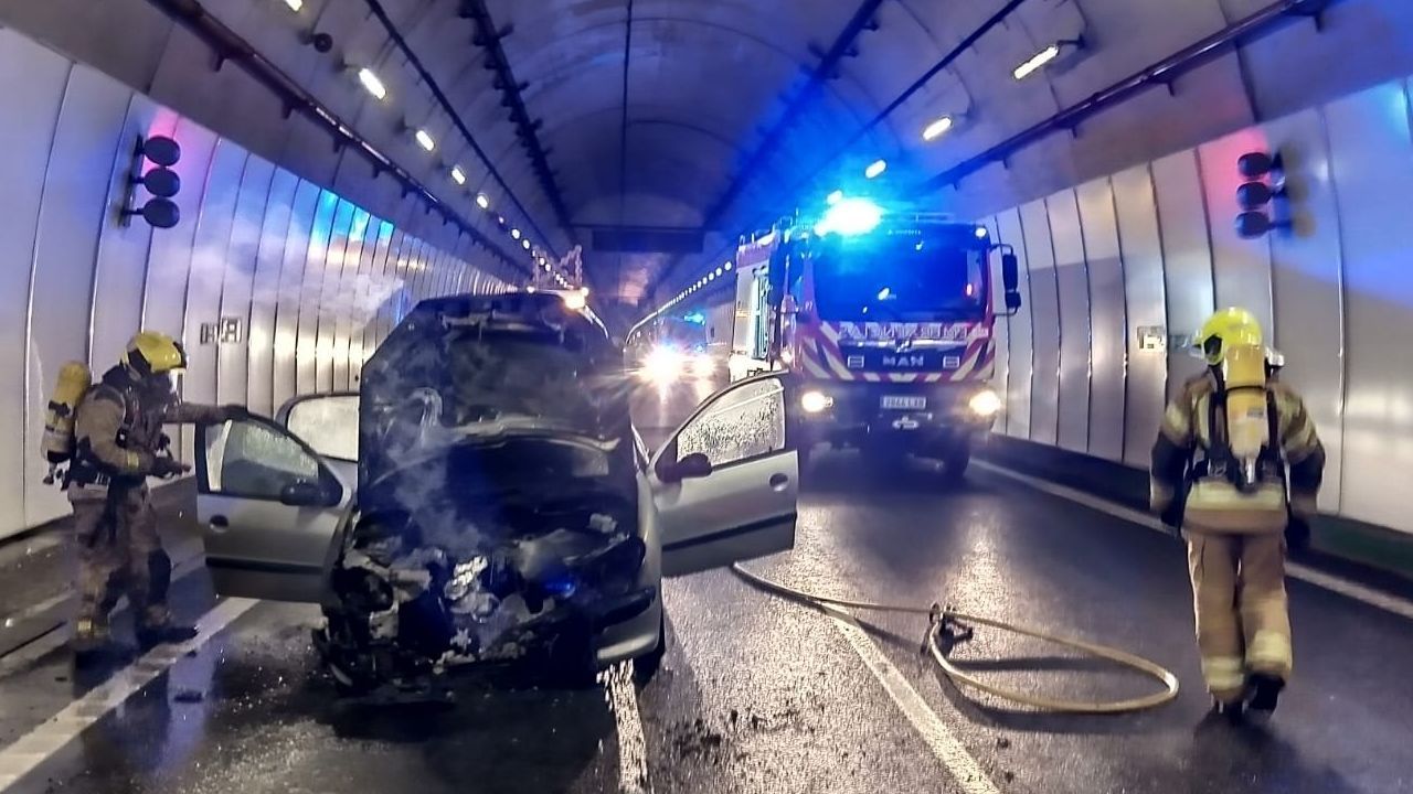 Cortado en ambos sentidos el túnel de Folgoso de la A-52 tras arder un coche ocupado por tres amigas