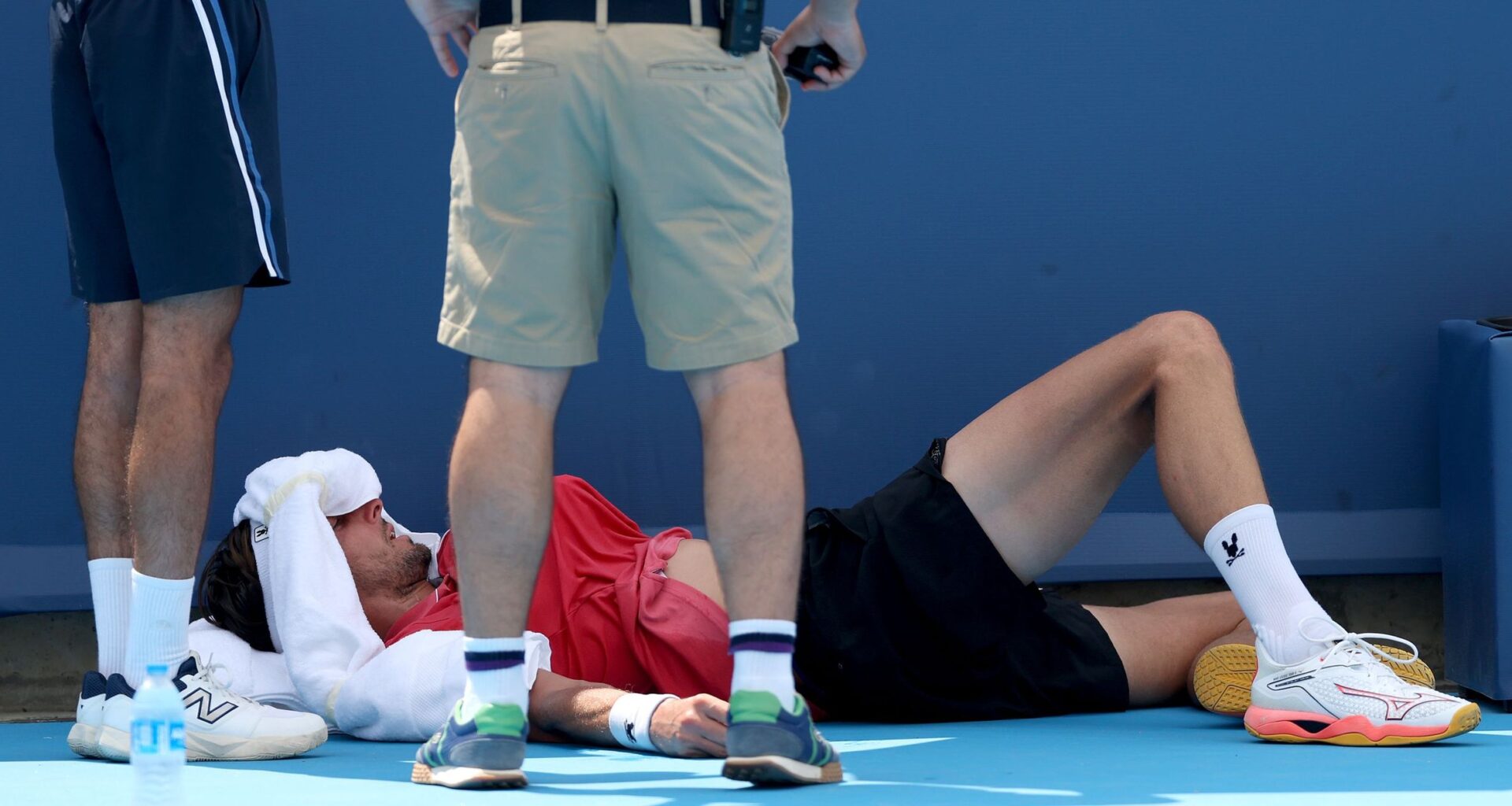 Se mascó la tragedia: Rinderknech colapsó en mitad del partido ante Felix Auger-Aliassime por el incesante calor y se vio obligado a abandonar