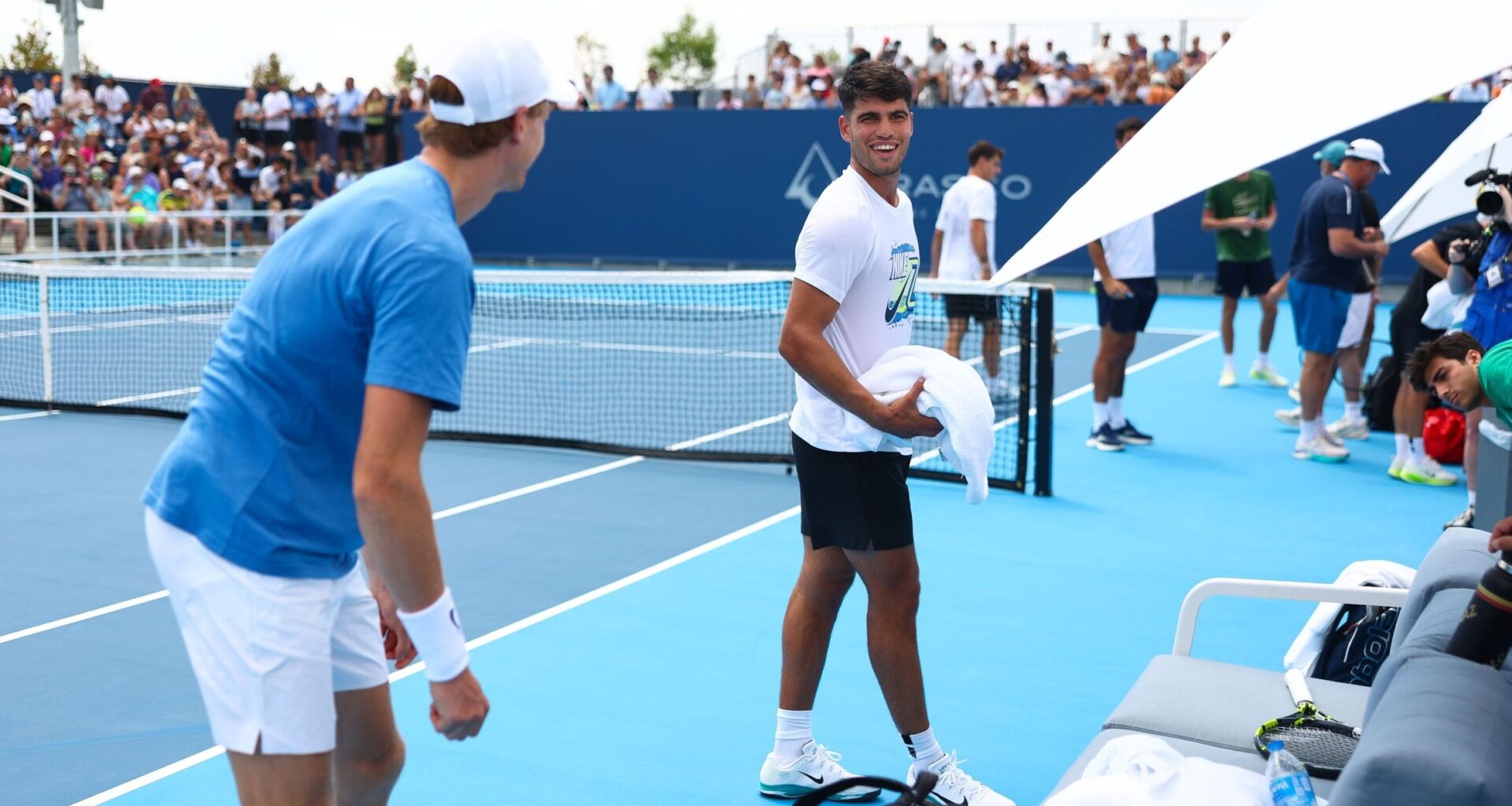 El cariñoso reencuentro sin rencores de Alcaraz y Sinner tras Wimbledon: Abrazo, charla y risas