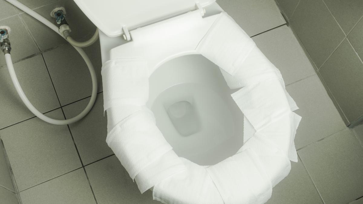 ¿Es mejor poner papel sobre el asiento de un wc público o usarlo en cuclillas? La BBC tiene la respuesta