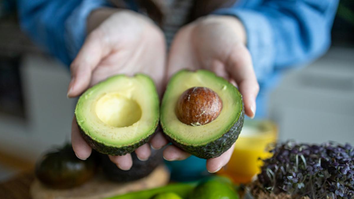 No hay nada más frustrante que cortar un aguacate perfectamente maduro hasta que conozcas este truco vital