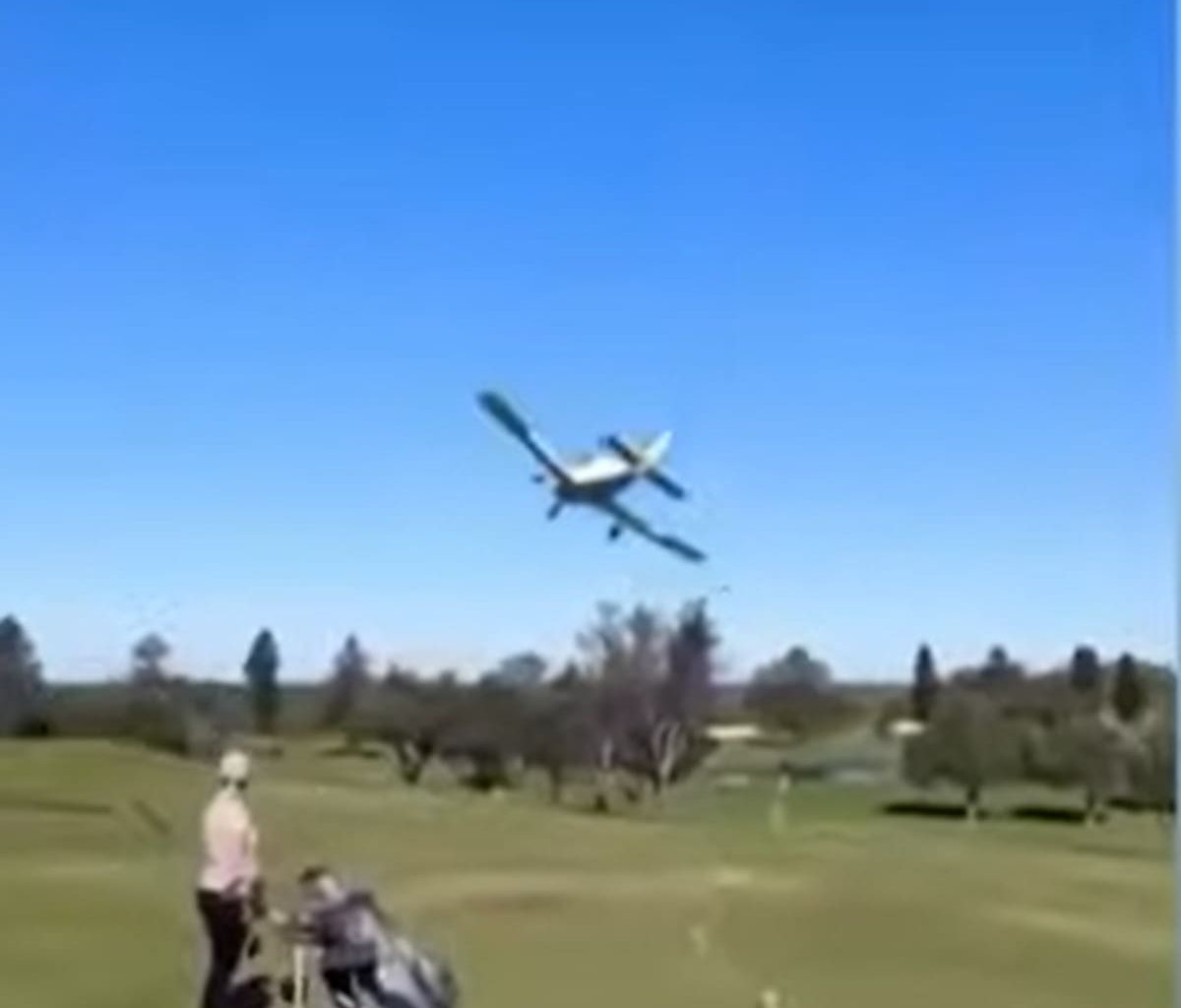 El dramático aterrizaje de emergencia de un avioneta en una cancha de golf