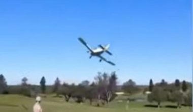 El dramático aterrizaje de emergencia de un avioneta en una cancha de golf