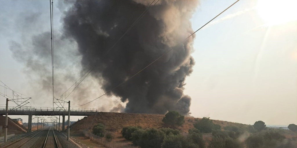 Restablecido el servicio ferroviario entre Madrid y Andalucía tras controlar el incendio en una fábrica de Yeles (Toledo)