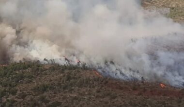 Mazón se desplaza al incendio forestal de Teresa de Cofrentes donde ya trabaja la UME