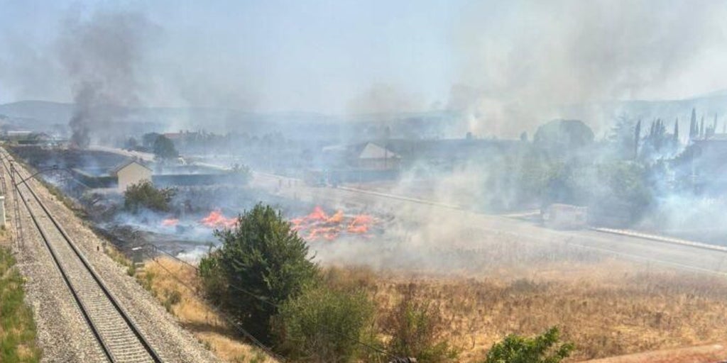 Otro incendio en León obliga a desalojar a medio centenar de vecinos en Almázcara