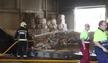Arde una nave con coches en el polígono Amargacena de Córdoba