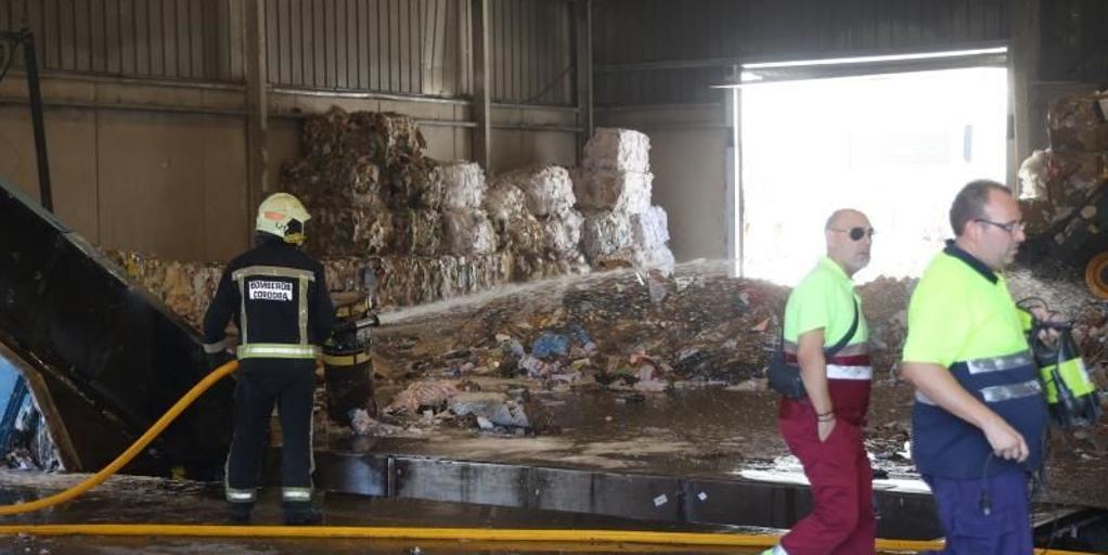 Arde una nave con coches en el polígono Amargacena de Córdoba
