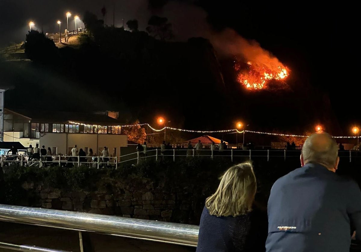 Segundo incendio en Asturias en menos de 24 horas: unos voladores queman el monte en Villayón